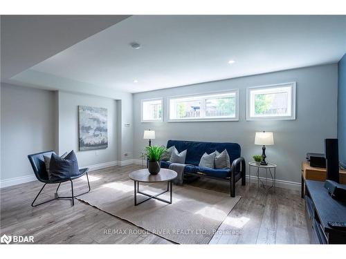 952 Avery Avenue, Peterborough, ON - Indoor Photo Showing Living Room