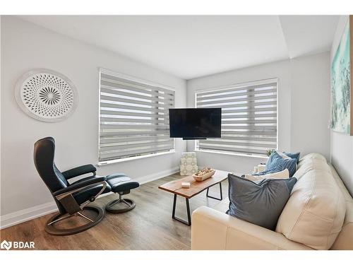 917-58 Lakeside Terrace, Barrie, ON - Indoor Photo Showing Living Room