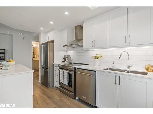 917-58 Lakeside Terrace, Barrie, ON - Indoor Photo Showing Kitchen With Stainless Steel Kitchen With Double Sink With Upgraded Kitchen