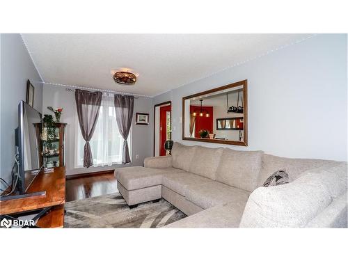 7 Hemlock Court, Barrie, ON - Indoor Photo Showing Living Room