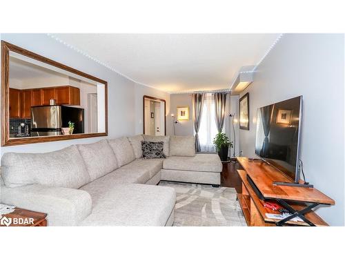 7 Hemlock Court, Barrie, ON - Indoor Photo Showing Living Room