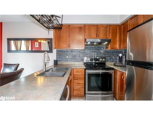 7 Hemlock Court, Barrie, ON - Indoor Photo Showing Kitchen With Double Sink