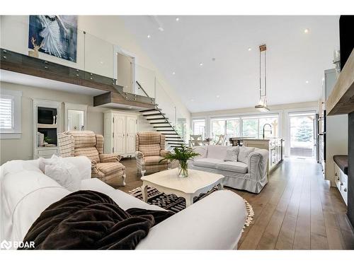 92 Nelson Street, Barrie, ON - Indoor Photo Showing Living Room