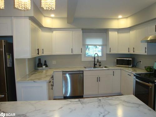 392 Niagara Street, Welland, ON - Indoor Photo Showing Kitchen With Double Sink