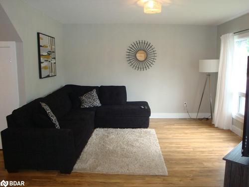 392 Niagara Street, Welland, ON - Indoor Photo Showing Living Room