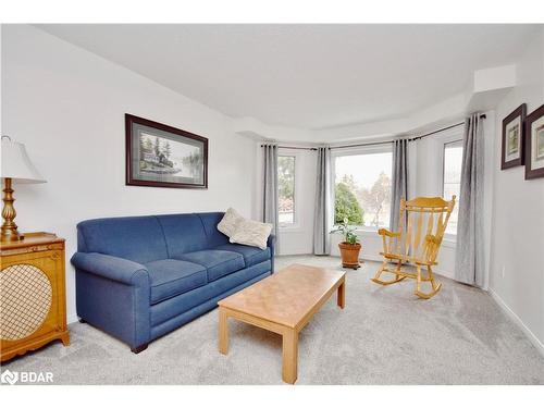 3 Stroud Place, Barrie, ON - Indoor Photo Showing Living Room