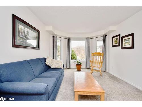 3 Stroud Place, Barrie, ON - Indoor Photo Showing Living Room