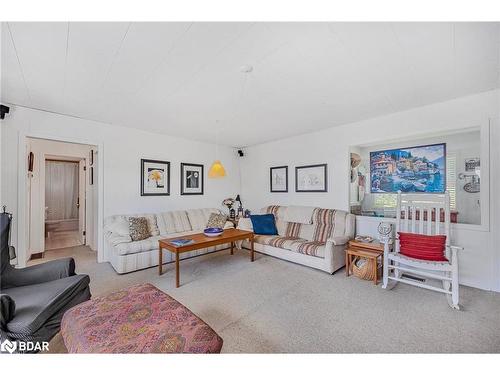 1125 Woodland Drive, Oro-Medonte, ON - Indoor Photo Showing Living Room