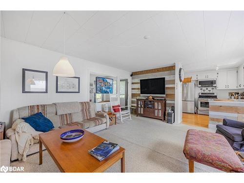 1125 Woodland Drive, Oro-Medonte, ON - Indoor Photo Showing Living Room