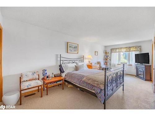 1125 Woodland Drive, Oro-Medonte, ON - Indoor Photo Showing Bedroom