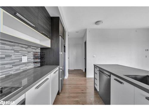 3205-36 Park Lawn Road Road, Toronto, ON - Indoor Photo Showing Kitchen