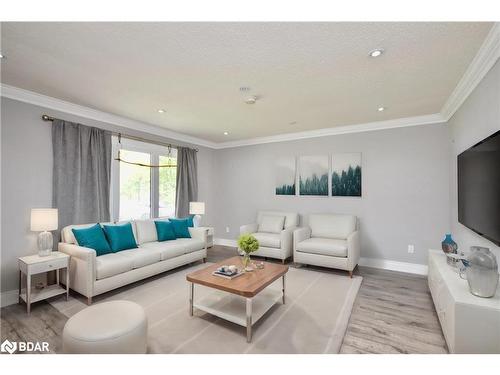 419 Forest Avenue S, Orillia, ON - Indoor Photo Showing Living Room