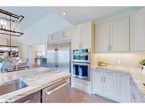 34 Georgian Grande Drive, Oro-Medonte, ON - Indoor Photo Showing Kitchen With Upgraded Kitchen