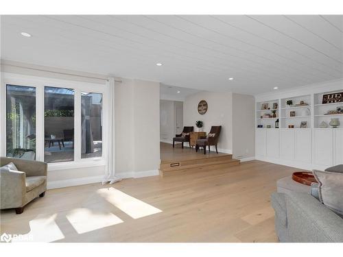 65 Shanty Bay Road, Barrie, ON - Indoor Photo Showing Living Room