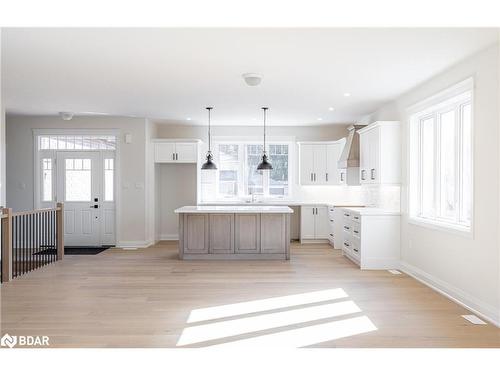 8 Alexander Street Street, Minesing, ON - Indoor Photo Showing Kitchen