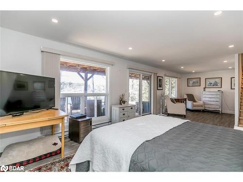 176 Farlain Lake Road E, Tiny, ON - Indoor Photo Showing Bedroom