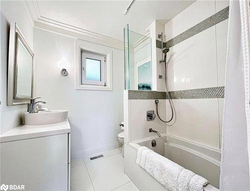 27 Berczy Street, Barrie, ON - Indoor Photo Showing Bathroom