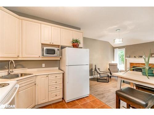 35 Reillys Run, Minesing, ON - Indoor Photo Showing Kitchen