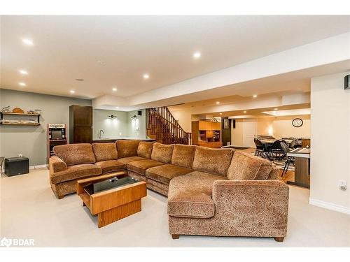 35 Reillys Run, Minesing, ON - Indoor Photo Showing Living Room