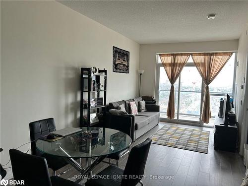 1411-35 Watergarden Drive, Mississauga, ON - Indoor Photo Showing Living Room