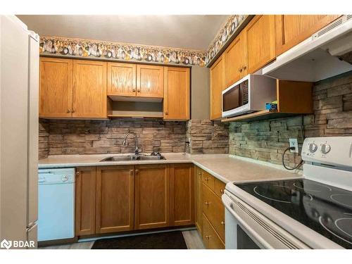 15-286 Cushman Road Road, St. Catharines, ON - Indoor Photo Showing Kitchen With Double Sink