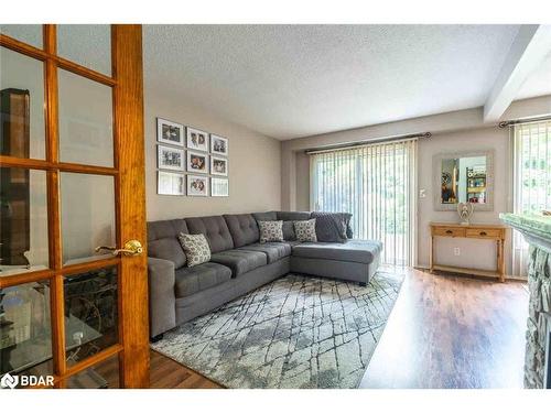 15-286 Cushman Road Road, St. Catharines, ON - Indoor Photo Showing Living Room