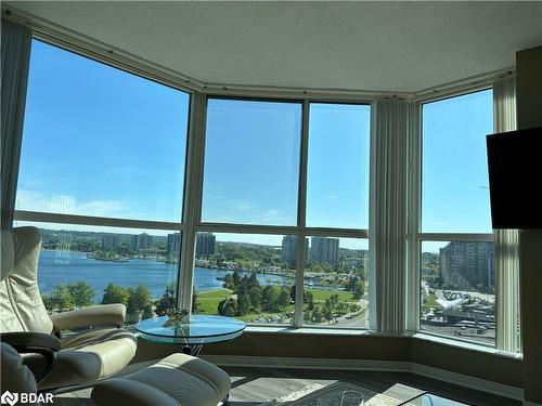 906-140 Dunlop Street E, Barrie, ON - Indoor Photo Showing Living Room