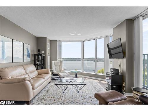 906-140 Dunlop Street E, Barrie, ON - Indoor Photo Showing Living Room