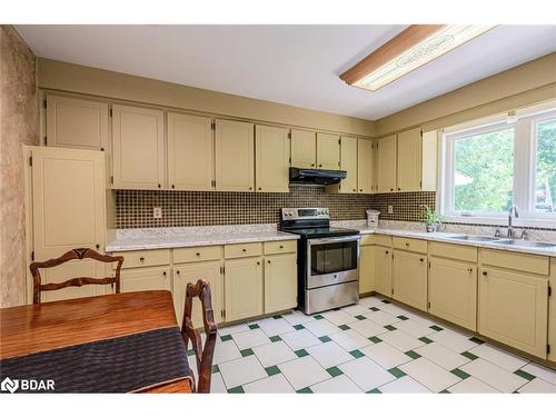 31 Park Crescent, Richmond Hill, ON - Indoor Photo Showing Kitchen