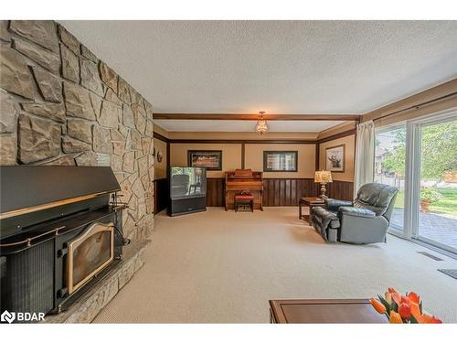 31 Park Crescent, Richmond Hill, ON - Indoor Photo Showing Living Room With Fireplace