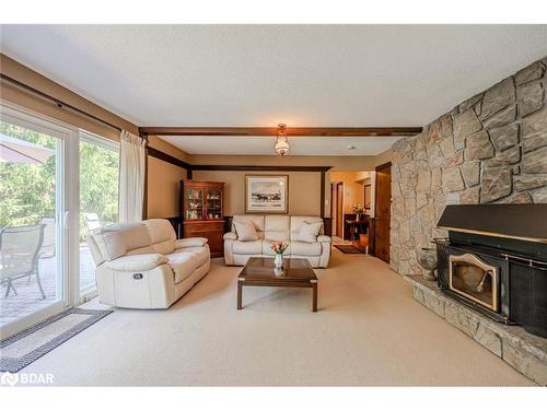 31 Park Crescent, Richmond Hill, ON - Indoor Photo Showing Living Room With Fireplace