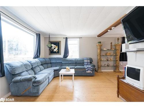 345 East Street, Orillia, ON - Indoor Photo Showing Living Room