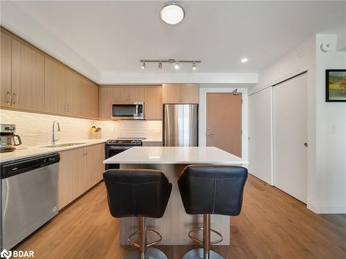 702-58 Lakeside Terrace, Barrie, ON - Indoor Photo Showing Kitchen