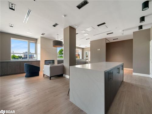 702-58 Lakeside Terrace, Barrie, ON - Indoor Photo Showing Kitchen