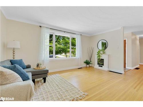 23 Alexander Avenue, Barrie, ON - Indoor Photo Showing Living Room