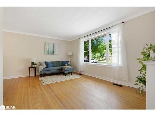 23 Alexander Avenue, Barrie, ON - Indoor Photo Showing Living Room