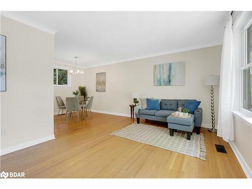 23 Alexander Avenue, Barrie, ON - Indoor Photo Showing Living Room