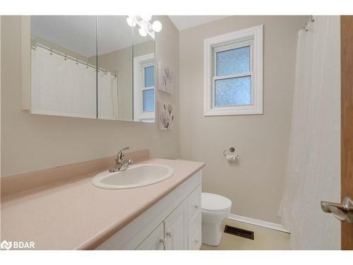 23 Alexander Avenue, Barrie, ON - Indoor Photo Showing Bathroom