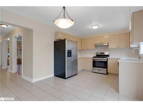 20 Cranberry Lane, Barrie, ON - Indoor Photo Showing Kitchen