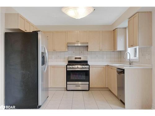 20 Cranberry Lane, Barrie, ON - Indoor Photo Showing Kitchen