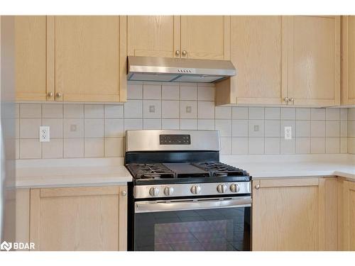 20 Cranberry Lane, Barrie, ON - Indoor Photo Showing Kitchen