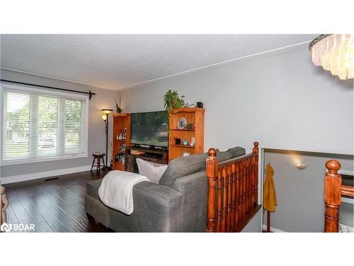 195 Little Avenue, Barrie, ON - Indoor Photo Showing Living Room