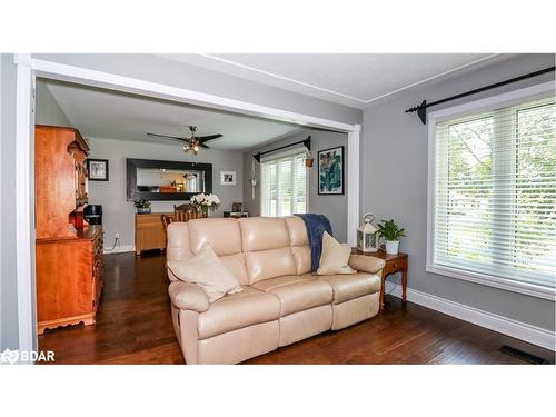 195 Little Avenue, Barrie, ON - Indoor Photo Showing Living Room