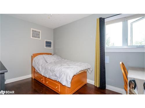 195 Little Avenue, Barrie, ON - Indoor Photo Showing Bedroom