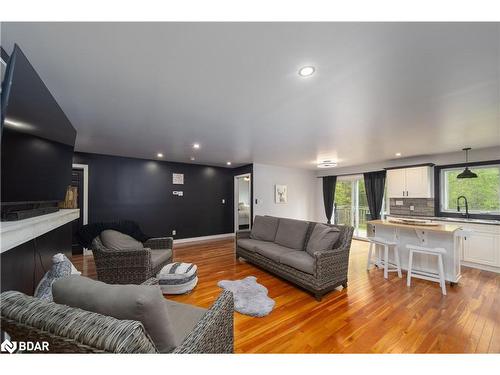 25 Elliott Street, Huntsville, ON - Indoor Photo Showing Living Room