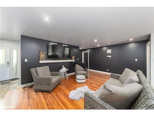 25 Elliott Street, Huntsville, ON - Indoor Photo Showing Living Room