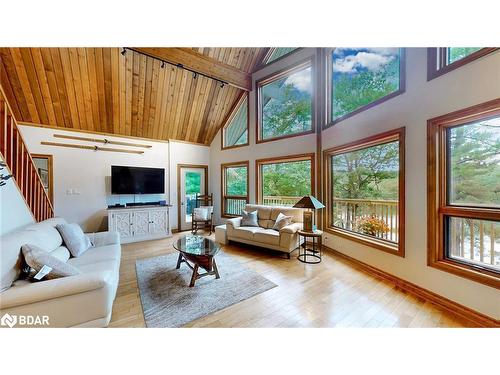 3413 Flat Rapids Lane, Severn, ON - Indoor Photo Showing Living Room