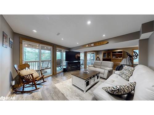 3413 Flat Rapids Lane, Severn, ON - Indoor Photo Showing Living Room