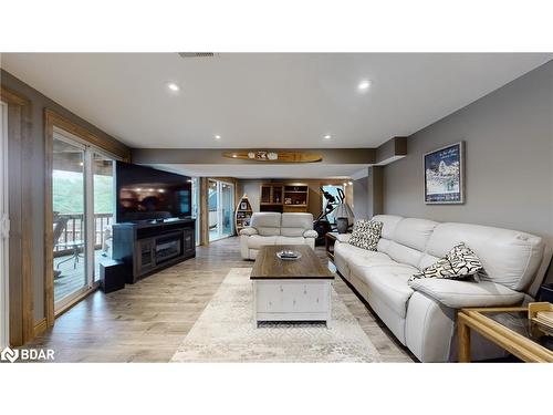 3413 Flat Rapids Lane, Severn, ON - Indoor Photo Showing Living Room