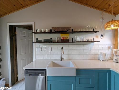 6497 Yonge Street, Churchill, ON - Indoor Photo Showing Kitchen